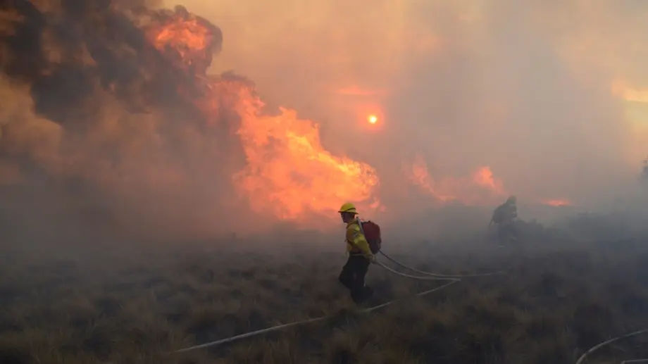 Photo of Continúa activo el incendio en Bariloche y se controló el que afectaba a Puerto Madryn