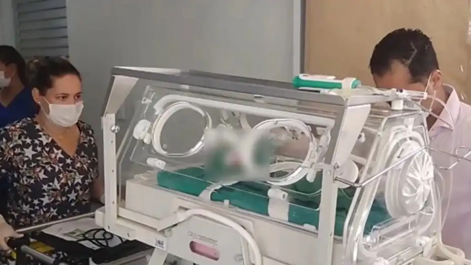 Photo of Bebé prematuro recién nacido fue dado por muerto en el hospital y «resucitó» antes de ser sepultado