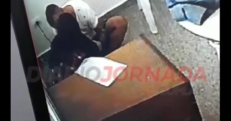 Photo of VIDEO: Una jueza es investigada por tomar mate y besarse con un condenado a perpetua