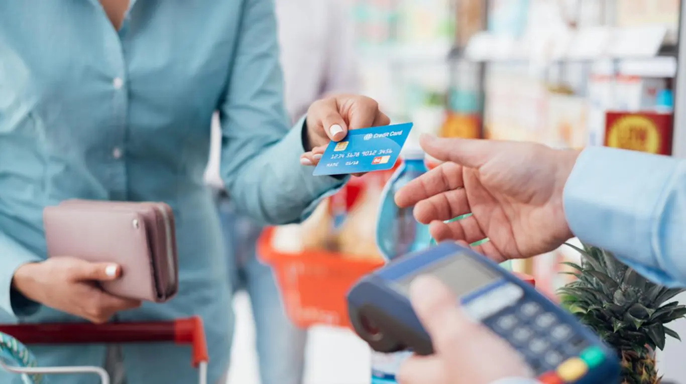 Photo of Las operaciones con tarjetas de crédito crecieron 38,1% durante 2021