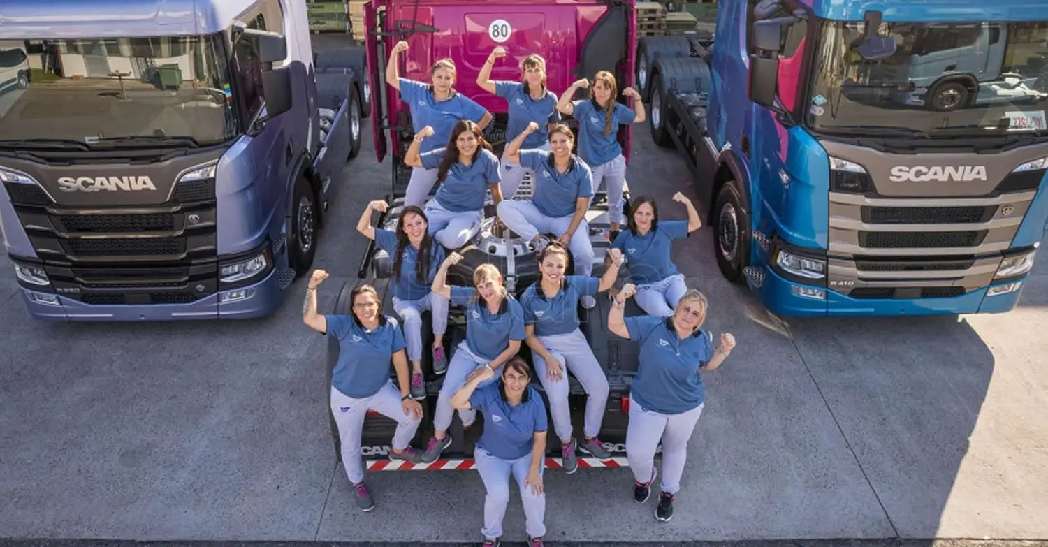 Photo of Ya son 36 las mujeres capacitadas para desempeñarse como camioneras