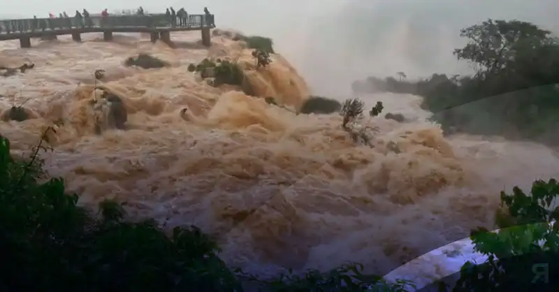 Photo of Video: Impactante crecida del Río Iguazú obligó a cerrar la Garganta del Diablo