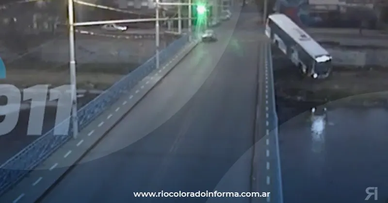 Photo of El video del momento en que el micro de pasajeros cae al río Suquía