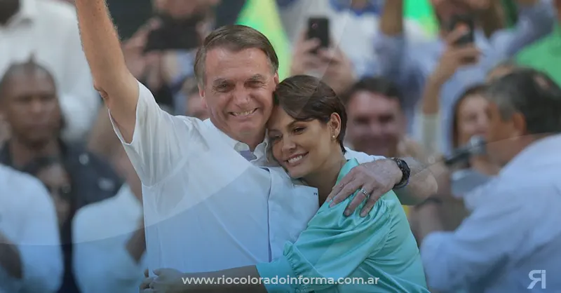 Photo of La esposa de Bolsonaro dijo que su esposo «es un enviado de Dios» para salvar a Brasil