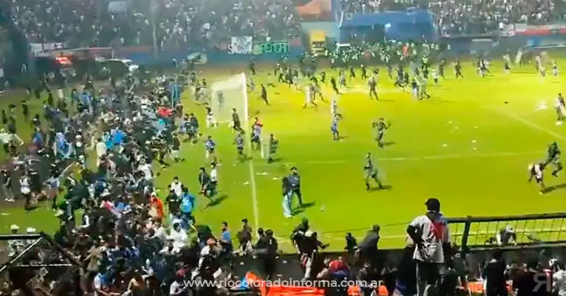Photo of Tragedia en el fútbol: más de 100 muertos en enfrentamientos