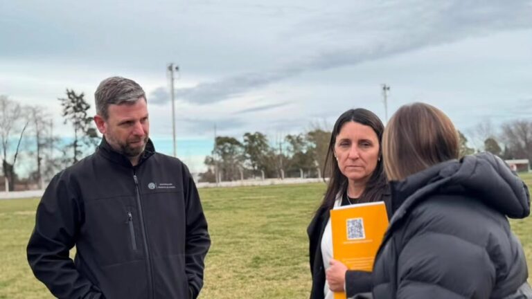 El Club Deportivo Cultural La Adela renovará la iluminación de su cancha con una inversión de $22 millones