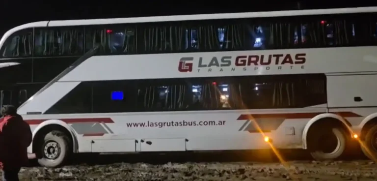 Asistencia de Vialidad Nacional a un colectivo en Clemente Onelli: intervención para resguardar a los pasajeros