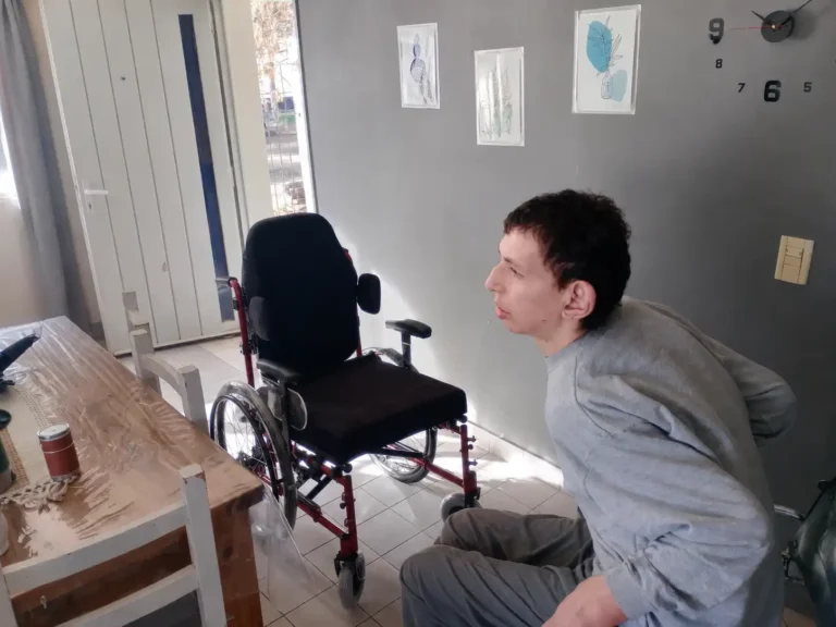 Yamir recibió una nueva silla de ruedas y avanza la adaptación de su vivienda