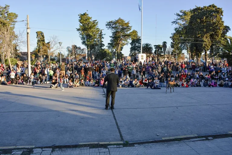 Día del Niño en Río Colorado: una multitud colmó la Plaza San Martín y homenajeó al Dr. Carlos “Corcho” González