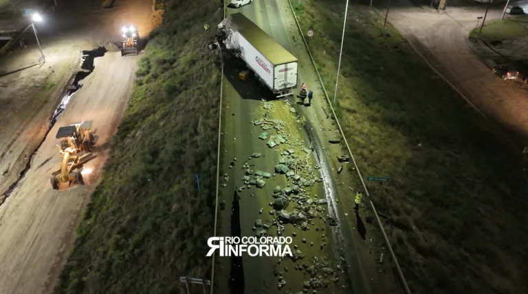 VIDEO EXCLUSIVO – Un camionero murió tras un choque entre dos camiones en el acceso al puente entre La Adela y Río Colorado