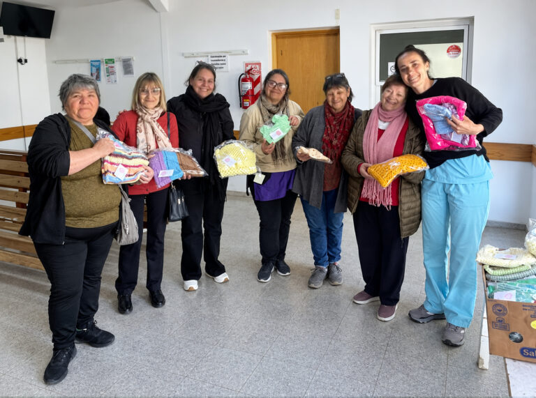 Adultas mayores de Río Colorado tejieron mantas y chalecos para recién nacidos y los donaron al hospital