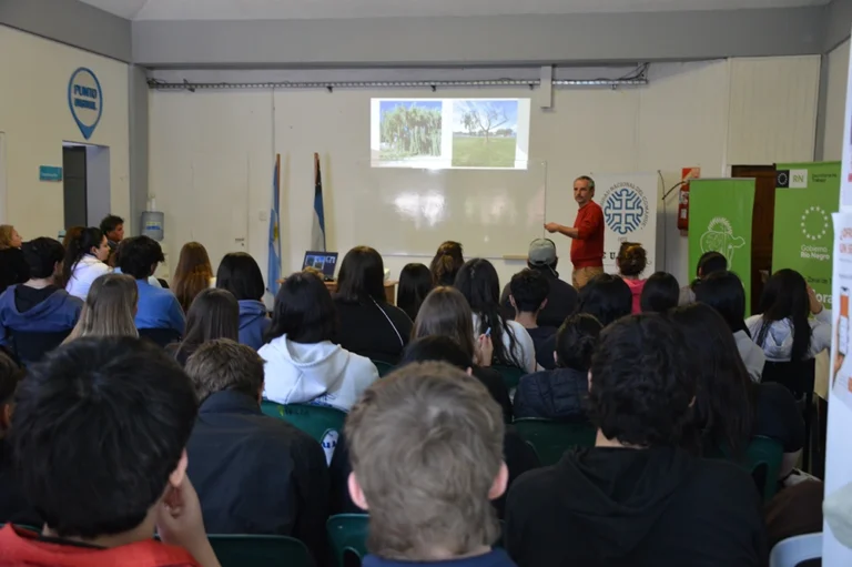 Jóvenes de Río Colorado participaron de un taller sobre arbolado, espacios verdes y humedales