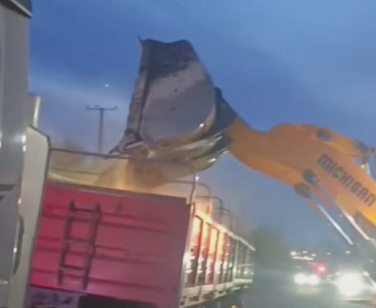 La Adela: removieron unas 200 toneladas de tierra para contener el derrame de aceite tras el accidente en la Ruta 22
