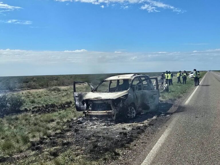 Un vehículo se incendió por completo en la Ruta 22 entre Choele Choel y Río Colorado