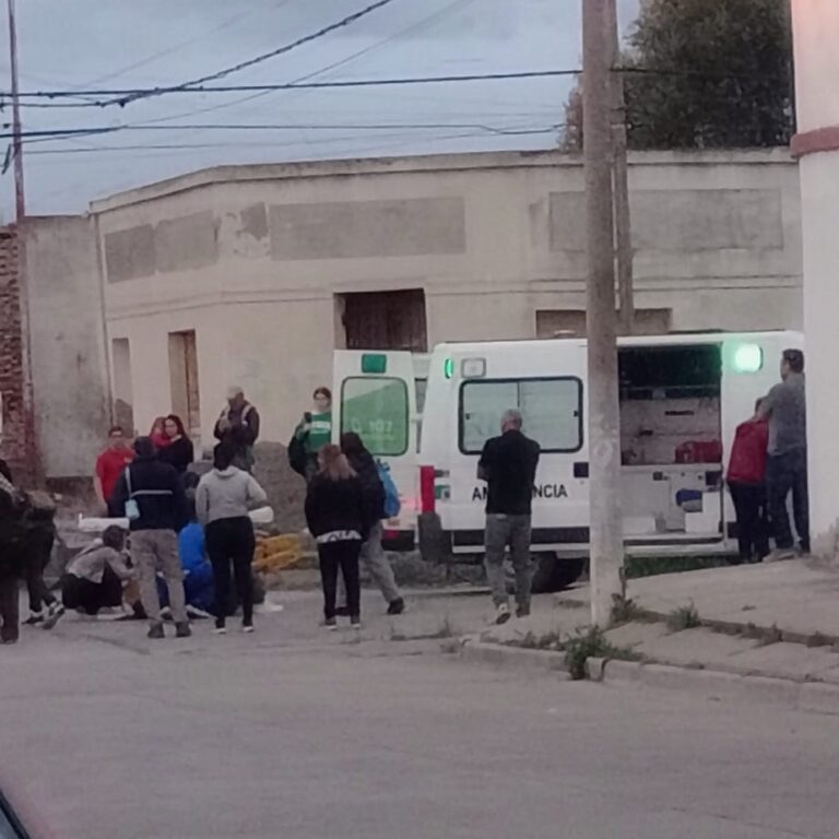 Una adolescente de 17 años resultó herida tras un choque entre una moto y una camioneta en Río Colorado