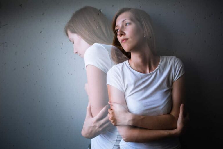 Consumos problemáticos y mujeres: el peso del estigma y las barreras para acceder a la atención