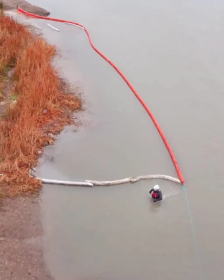 Derrame de aceite: desplegaron un operativo para proteger al río Colorado tras el accidente