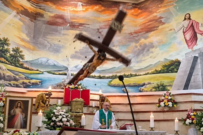 Ecuador: un sacerdote murió aplastado por una cruz mientras celebraba misa en vivo