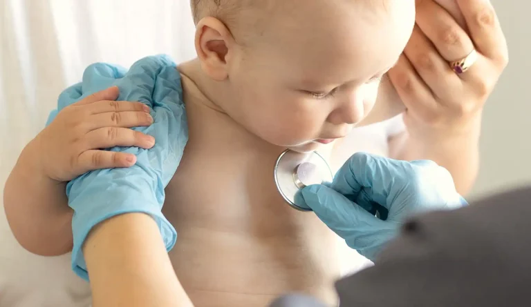 Vacunación contra la meningitis: la cobertura cae en bebés y adolescentes y preocupa a los especialistas